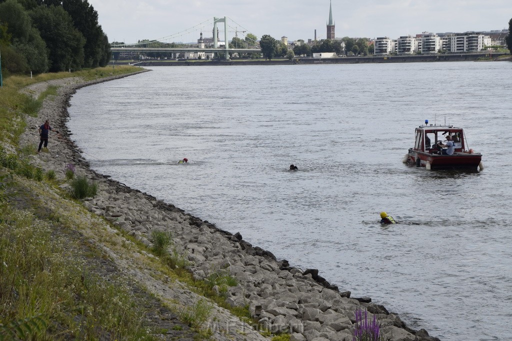 Uebung BF Taucher und Presse Koeln Zoobruecke Rhein P380.JPG - Miklos Laubert